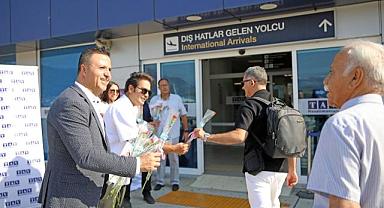 Alanya'ya ilk uçuşunu gerçekleştirdi! Turistler çiçeklerle karşılandı
