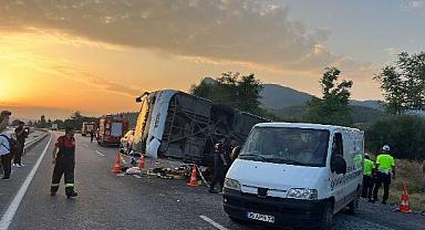 Düğüne gidenleri taşıyan otobüs kaza yaptı! Çok sayıda ölü ve yaralı var