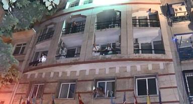 İstanbul'da turist dolu otelde yangın! Camlarda kurtarılmayı beklediler