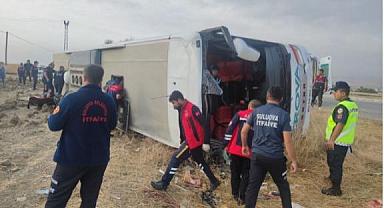 Yolcu otobüsü devrildi! Feci kazada çok sayıda ölü ve yaralı var