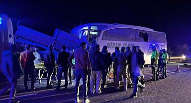 Yolcu otobüsü traktöre arkadan çarptı! Çok sayıda yaralı var