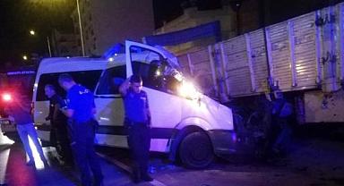 Kamyona çarpan turist dolu tur minibüsünde ölü ve yaralılar var!