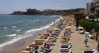 Kuşadası Kadınlar Denizi plajında çıplak turist krizi!
