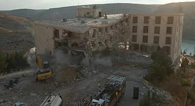 Ruhsatsız çalışan ucube otel 23 saniyede yıkıldı!