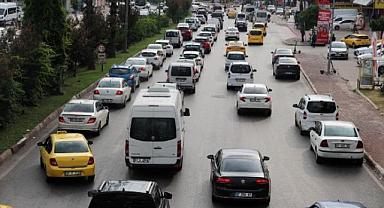 Antalya'da turistleri bezdiren trafik! Uçakla 3,5 saatte kente gelen turist oteline 5 saatte ulaşıyor