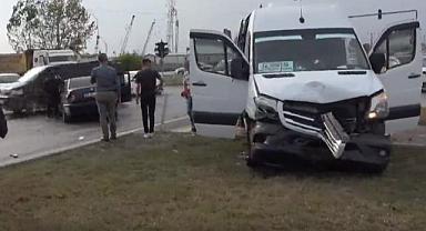 Turistleri taşıyan tur minibüsü otomobile çarpıp refüje çıktı!