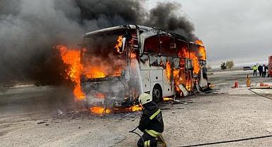 Yolcu dolu otobüs seyir halindeyken alev topuna döndü!