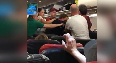 Yolcular THY uçağında yaka paça birbirine girdi!