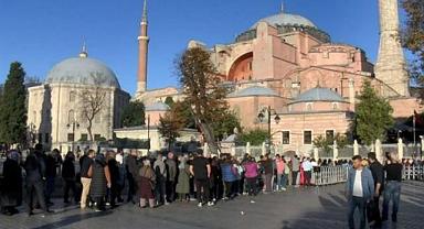 Ayasofya ziyaretçi akınına uğradı