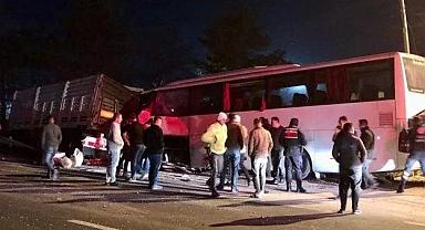 Konya'da feci kaza! Tur otobüsü TIR'a arkadan çarptı