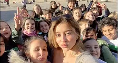 Ünlü zannettikleri Türk turistin etrafına toplanıp fotoğraf çektirip imza aldılar! Sosyal medyada gündem oldu