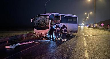 Tur otobüsü ile polis servis aracı çarpıştı! Çok sayıda yaralı var