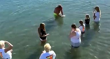 İngiliz turistlerin denizde yaptıkları Marmaris'i karıştırdı!