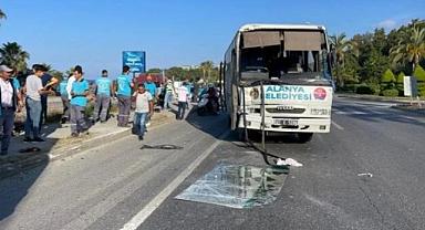 Belediye ve otel personellerini taşıyan servis araçları çarpıştı! Çok sayıda yaralı var