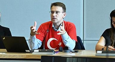 Türk bayraklı tişörtlü AB Komisyonu yetkilisinden vize açıklaması!