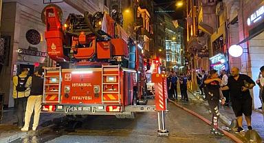Beyoğlu'ndaki 9 katlı otelde büyük yangın! Can pazarı yaşandı