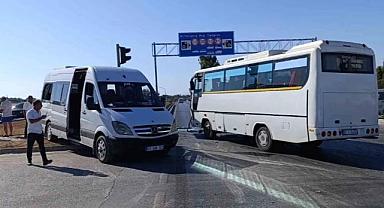 Kırmızı ışık ihlali yapan otel servisi tur minibüsü ile çarpıştı!