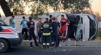Tur minibüsü devrildi! Çok sayıda yaralı var