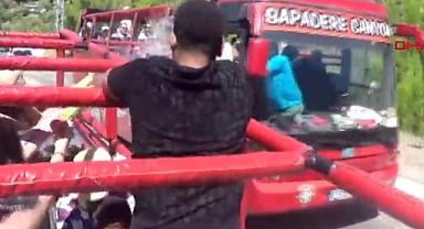 Turist dolu safari aracında faciaya gel gel diyen hareket! Şoför su savaşı yapmak için...