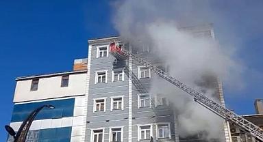 Kars Konak Otel'de büyük yangın! Mahsur kalanlar var