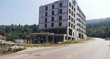Kaşıkçı cinayeti otel sattırıyor! Sapanca Gölü manzaralı atıl otel inşaatı dudak uçuklatan fiyata satışa çıkarıldı