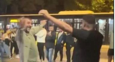 Taksiciler turistlerin paralarını çalıp caddenin ortasında göbek attı! Cinayet de işlemişler
