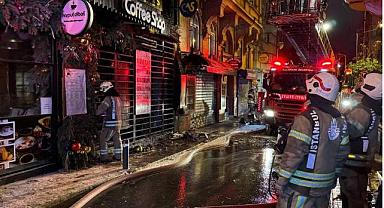 İstanbul Beyoğlu'ndaki turist dolu 6 katlı otelde yangın! Tamamen yandı