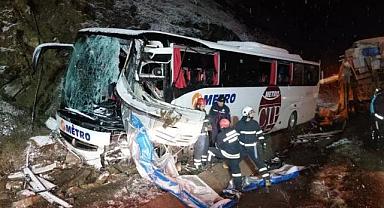 Metro Turizm otobüsü kamyona çarptı! Ölü ve yaralılar var