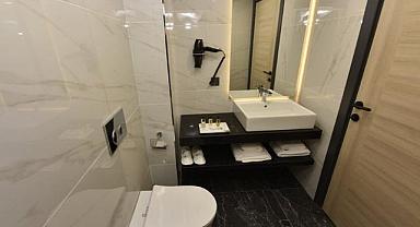Otel lavabosunun altında tüyler ürperten mesaj!