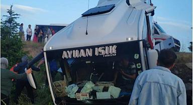 Tur otobüsü ile yolcu otobüsü çarpıştı! Ortalık savaş alanına döndü