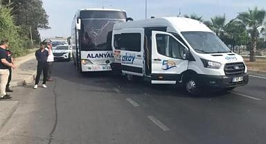 Yolcu otobüsü tur minibüsüne çarptı! Yaralılar var