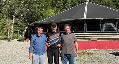 Haunedy Karadeniz Yöresel Ürünler Mağazası sahibi Ali Rıza Köroğlu'ndan Karadenizli sanatçı Cengiz Selimoğlu'na ziyaret