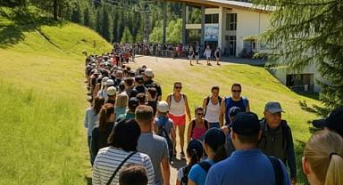 Bir günde 8 bin turistin geldiği köye çiftçiler turnike kurdu!