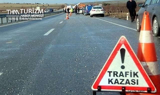 Tur minibüsü tur otobüsüne çarptı! Can pazarı yaşandı