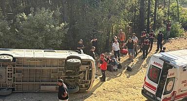Tur minibüsü şarampole devrildi: Çok sayıda yaralı var
