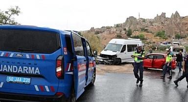 Tur minibüsü ile otomobil çarpıştı! Çok sayıda yaralı var