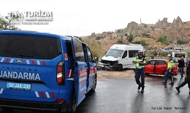 Tur minibüsü ile otomobil çarpıştı! Çok sayıda yaralı var