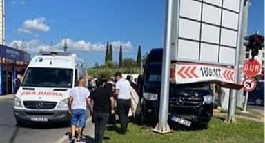 Tur minibüsü refüje çıktı! Turistler savruldu