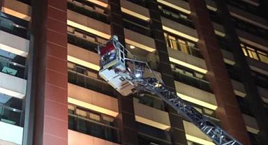 İstanbul Sultangazi'deki 27 katlı otelde yangın!