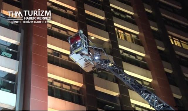 İstanbul Sultangazi'deki 27 katlı otelde yangın!