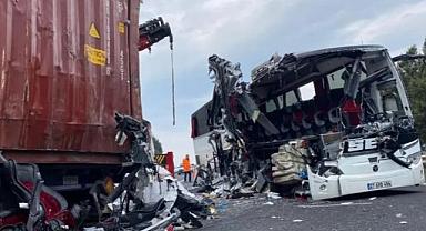 Seç Turizm yolcu otobüsü tıra arkadan çarptı! Çok sayıda ölü ve yaralı var