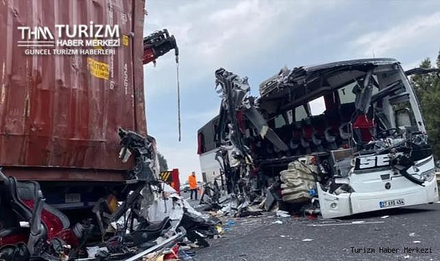 Seç Turizm yolcu otobüsü tıra arkadan çarptı! Çok sayıda ölü ve yaralı var