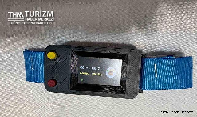 Lise öğrencileri otellerde kişiye özel hizmet sağlayacak Akıllı Turizm Bilekliği geliştirdi!
