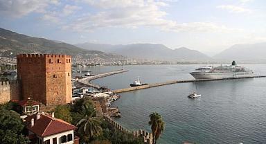 Alanya'ya turizm sezonunun ilk kruvaziyer gemisi geldi! İşte turist sayısı