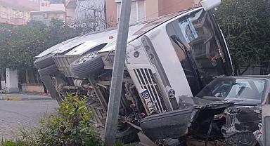 Kaza yapan otel servisi yoldaki araçların üzerine devrildi!