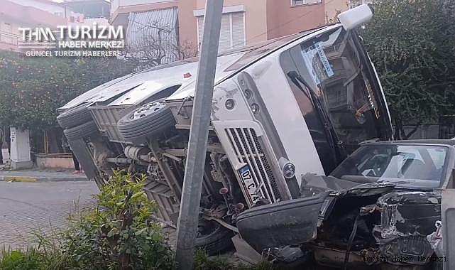 Kaza yapan otel servisi yoldaki araçların üzerine devrildi!