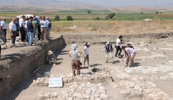 2400 yıllık ateş tapınağı gün yüzüne çıkarıldı