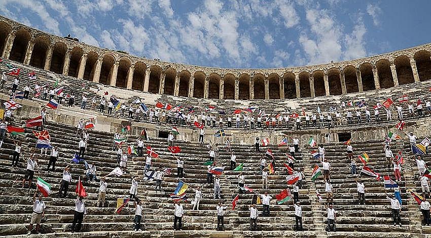 250 rehber Aspendos’tan dünyaya seslendi: ''Sizi Bekliyoruz''