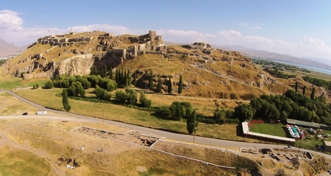 2700 yıllık Van Kalesi ziyaretçilerini büyülüyor
