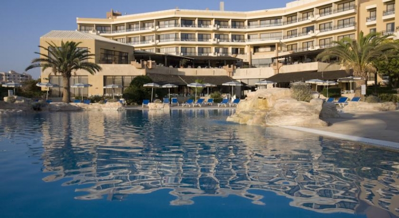 5 yıldızlı otel kundaklandı, müşteriler canını zor kurtardı